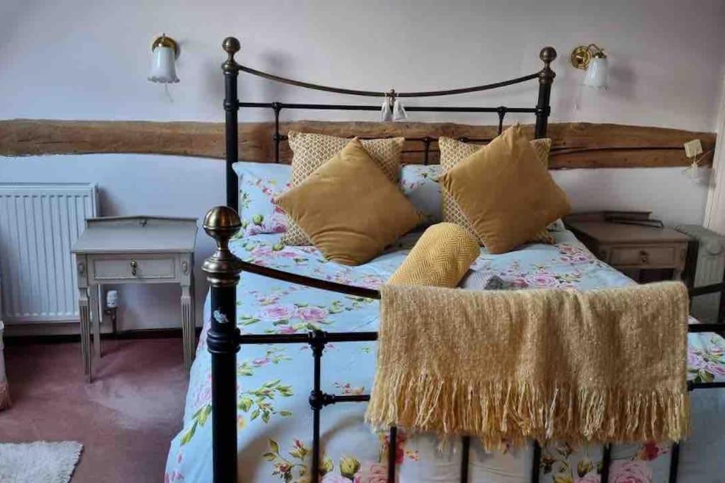 Stunning Barn Conversion Ideal For Large Families Bildeston Екстериор снимка