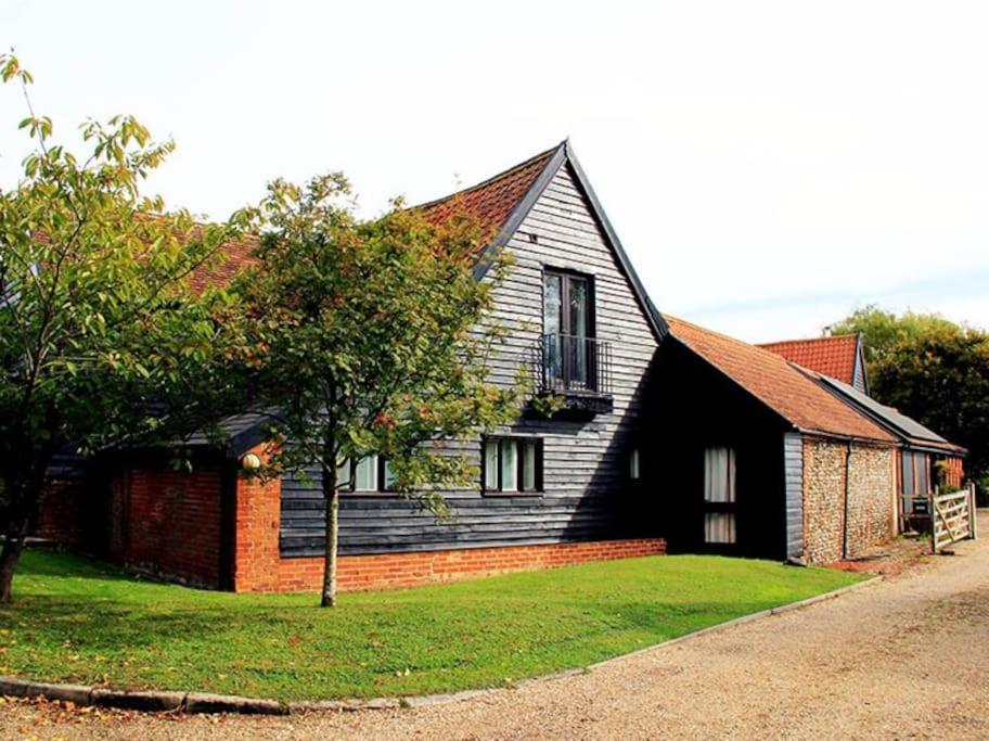 Stunning Barn Conversion Ideal For Large Families Bildeston Екстериор снимка